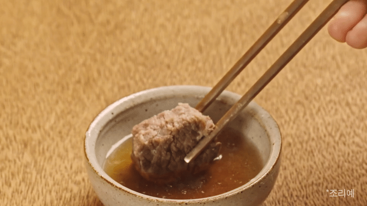 부드러운 고기와 깊은 국물 맛 본뼈없는갈비탕