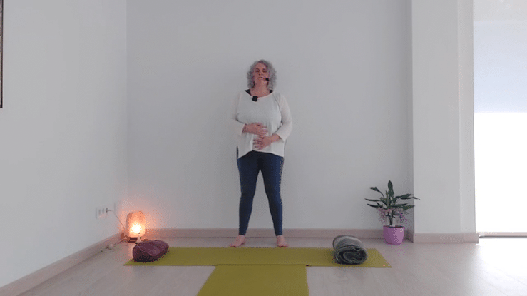 Movimientos de columna de pie y relax activo